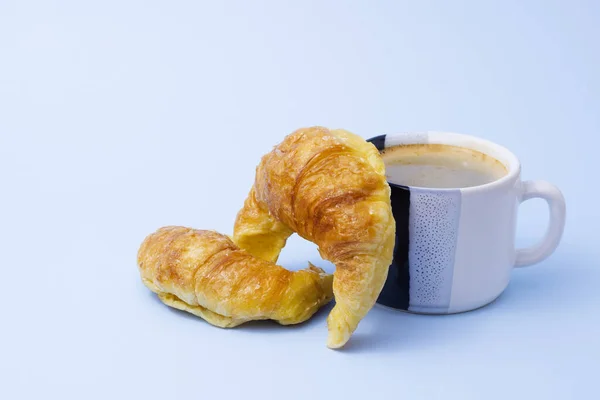 Paar Süße Croissants Und Tasse Kaffee Auf Weißem Sockel — Stockfoto