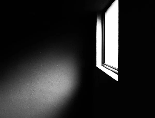 Tek Bir Pencereden Gelen Parlak Beyaz Bir Işığın Tek Renkli — Stok fotoğraf