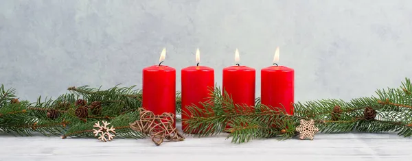 アドベンチャーリースの赤いキャンドル キャンドルライトとクリスマスの装飾 — ストック写真
