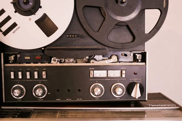 Parijs Frankrijk Mrt 2018 Vintage Audio Equipment Tape Recorders Voor — Stockfoto