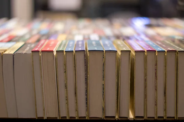 Eine Großaufnahme Von Büchern Gut Organisiert Den Regalen Der Buchhandlung — Stockfoto