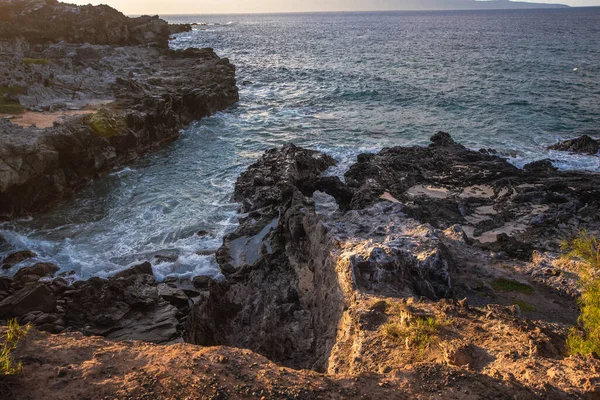 Una Splendida Vista Sulla Costa Rocciosa Durante Una Mattina Sole — Foto Stock