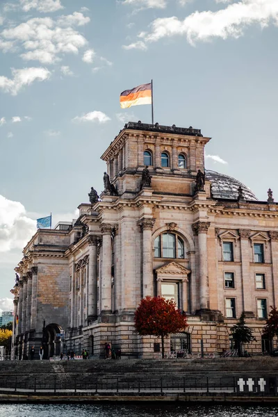 2021年10月16日 德国柏林帝国的一个垂直镜头 德国政府居住的政府大楼 — 图库照片