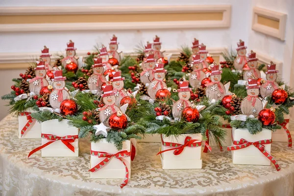 部屋のインテリアデザインの美しいショット テーブルの上に素敵なクリスマスの装飾 — ストック写真