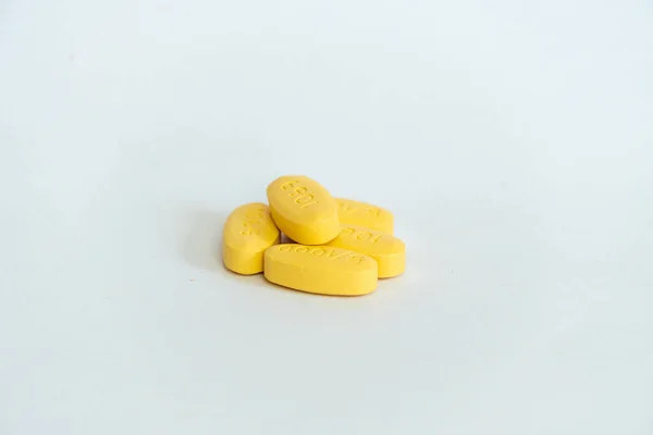 Közeli Orvosi Tabletták Izolált Fehér Alapon — Stock Fotó