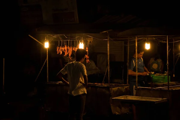 プノンペン カンボジア 8月08 2017 屋台で肉を販売する肉屋は カンボジアのプノンペンの通りで夜に フックをかけた新鮮な肉が展示されています 東南アジア — ストック写真
