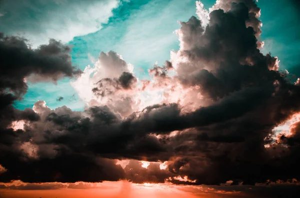 Une Vue Panoramique Ciel Couchant Avec Des Nuages Sombres Duveteux — Photo