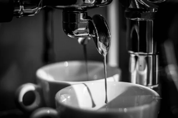Egy Szürkeárnyalatú Kép Két Csészéről Amit Egy Kávéfőző Gépből Töltenek — Stock Fotó