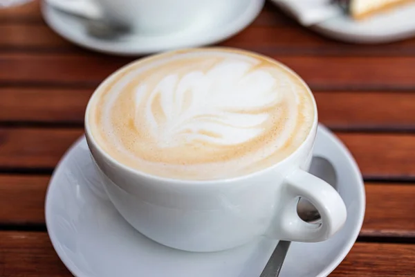 Sebuah Closeup Dari Cangkir Cappuccino Meja Kayu — Stok Foto