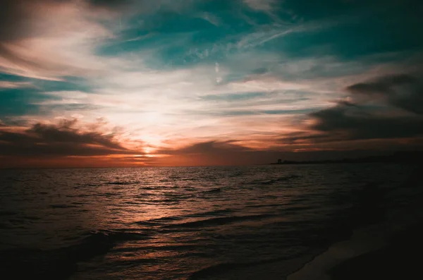 Okouzlující Pohled Moře Pod Zataženou Oblohou Při Západu Slunce — Stock fotografie