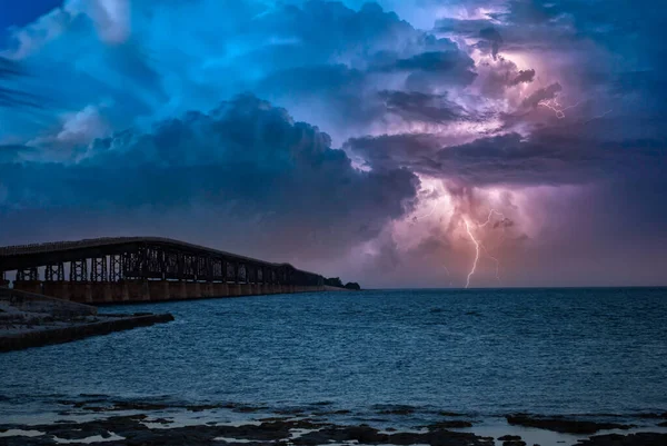 Una Vista Fascinante Del Mar Con Puente Bajo Cielo Sombrío —  Fotos de Stock