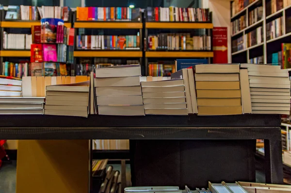 Primo Piano Libri Ben Organizzati Scaffali Libreria — Foto Stock