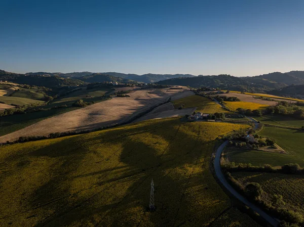 Breathtaking Aerial Shot Sunny Green Land Highway Middle Blue Sky — ストック写真