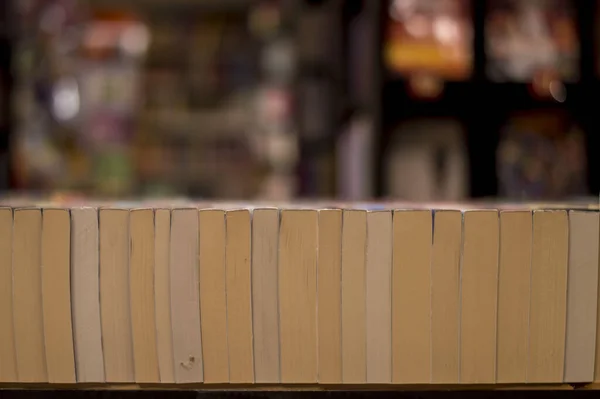 Kitapçıdaki Raflarda Iyi Organize Edilmiş Bir Kitap Kapanışı — Stok fotoğraf