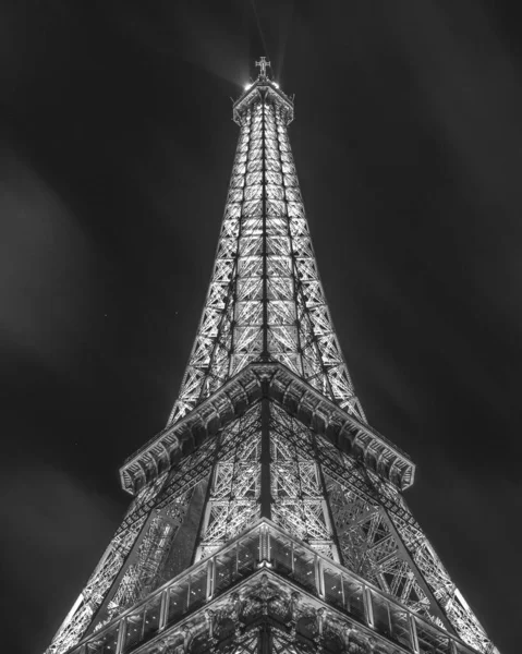 Uma Foto Baixo Ângulo Escala Cinza Bela Torre Eiffel Noite — Fotografia de Stock