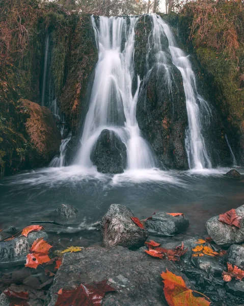 Красивый Пенный Водопад Впадающий Скальную Реку Лесу — стоковое фото