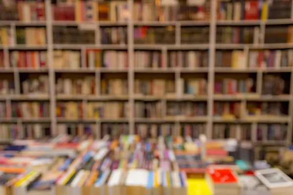 Eine Großaufnahme Von Büchern Gut Organisiert Den Regalen Der Buchhandlung — Stockfoto