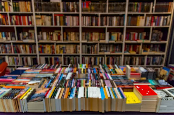 Eine Großaufnahme Von Büchern Gut Organisiert Den Regalen Der Buchhandlung — Stockfoto