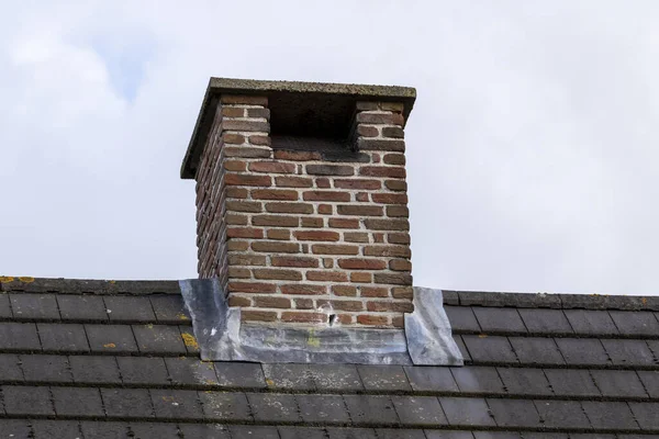 屋根の上で煙突の低角度のショット — ストック写真