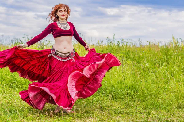 Ung Vacker Rödhårig Flicka Röd Klänning Dansar Entusiastiskt Fascinerande Dans — Stockfoto