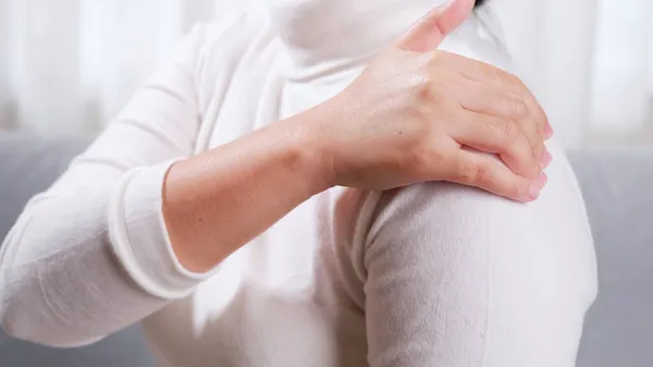 Nahaufnahme Einer Frau Die Auf Dem Sofa Sitzt Und Selbstmassage — Stockfoto