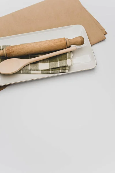 Finely Decorated Stoneware Dish Wooden Kitchen Tools Brown Paper White — Stock Photo, Image