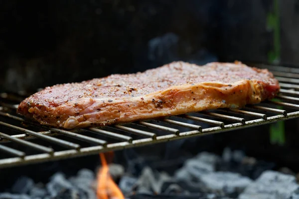 Closeup Shot Grilling Steak Blurred Background — Stok fotoğraf