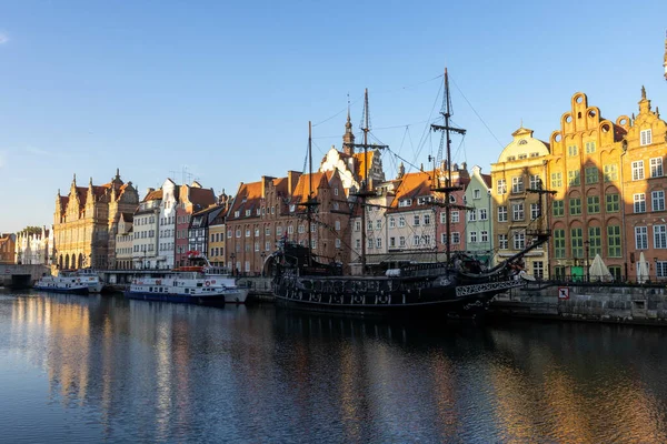 Gdansk Polonia 2021 Una Vista Panorámica Una Orilla Del Río — Foto de Stock