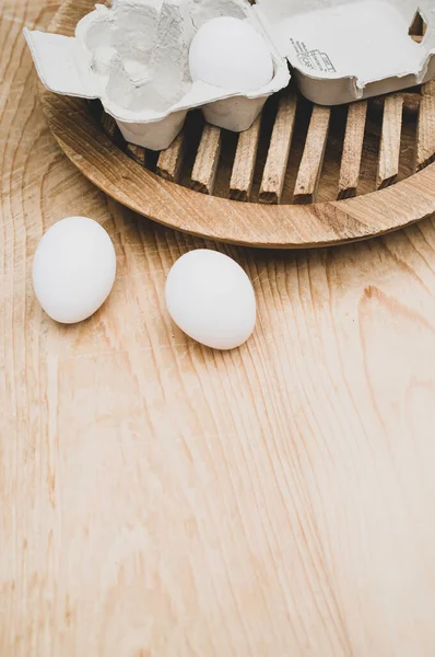 再生可能な材料で作られた段ボールの卵箱木製のテーブルの上にテキストのためのスペース — ストック写真