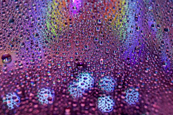 Enfoque Selectivo Gotas Agua Reflectante Colores Una Superficie Disco Digital — Foto de Stock