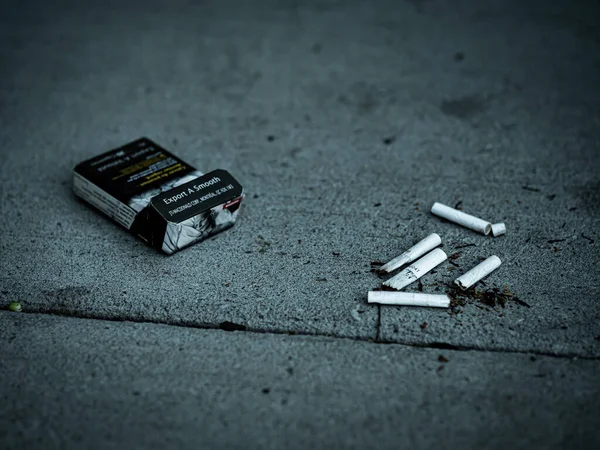 Calgary Canadá 2021 Paquete Abierto Cigarrillos Con Varios Ellos Cemento —  Fotos de Stock