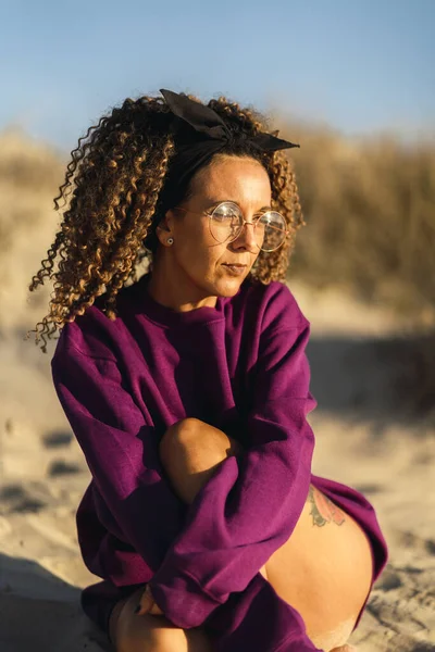 Pionowe Ujęcie Seksownej Kobiety Długim Fioletowym Swetrze Pozującej Plaży — Zdjęcie stockowe
