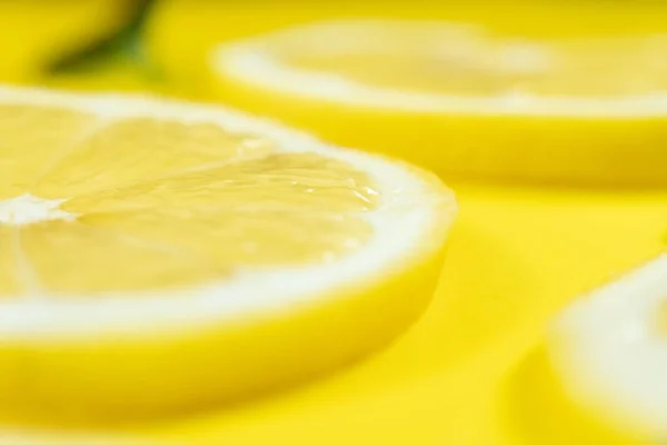 Closeup Shot Juicy Lemons Yellow Background — Stockfoto