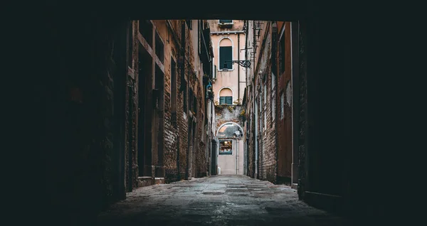 Een Prachtig Smal Steegje Tussen Gebouwen Een Oude Stad — Stockfoto