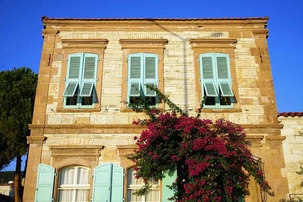 Facade Building Flowers Clear Blue Sky — Stock Photo, Image