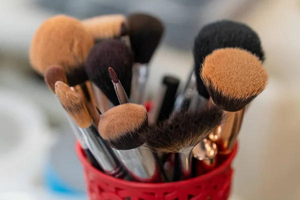 Beautiful Closeup Shot Bunch Makeup Brushes Placed Red Pot Blurry — Foto Stock