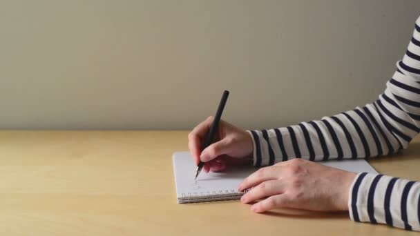 Γυναίκα Γράφει Σημειώσεις Στο Σημειωματάριο Closeup — Αρχείο Βίντεο