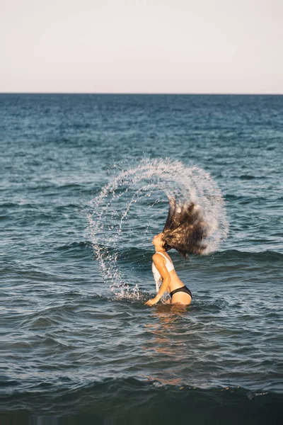 Jovem Sexy Caucasia Menina Chicotadas Seu Cabelo Água — Fotografia de Stock