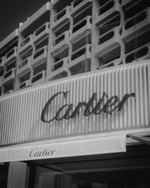 Cannes Frankreich August 2021 Graustufenaufnahme Des Eingangsbereichs Des Luxusmarkengeschäfts Cartier — Stockfoto