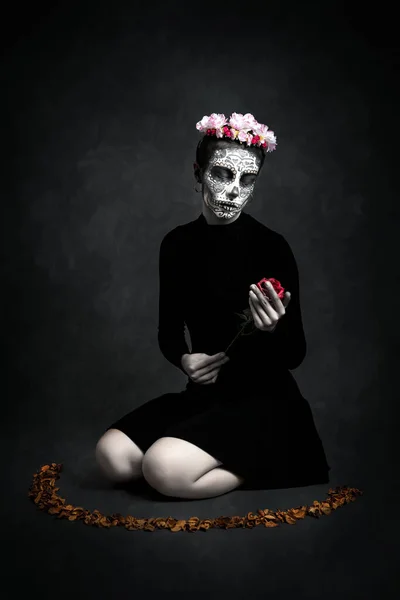 黒を背景にバラを持つ花冠を持つカリナとして描かれた白人女性 — ストック写真
