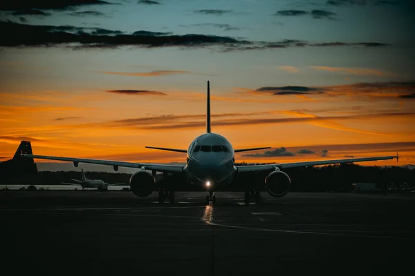 Avión Aterrizando Aeropuerto Atardecer — Foto de Stock