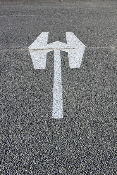 Vertical Shot Arrow Painted Parking Lot Tarmac — Zdjęcie stockowe