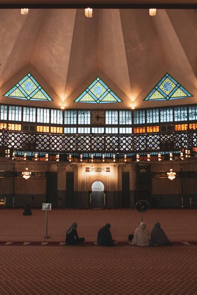 Tiro Vertical Pessoas Dentro Uma Mesquita — Fotografia de Stock