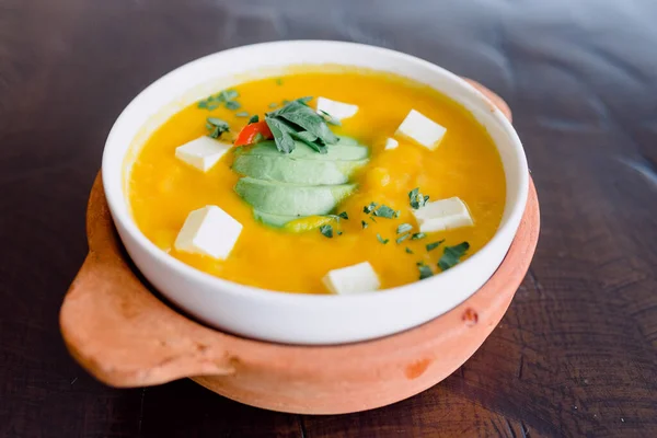 一碗美味 健康的汤与鳄梨隔离在一个黑色的背景 — 图库照片