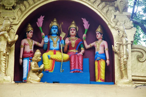 Ramanagar India Července 2019 Malované Modly Rámy Seethy Anjaneje Vchodu — Stock fotografie