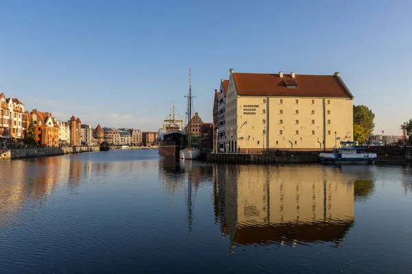 Gdansk Polsko 2021 Působivý Pohled Staré Město Břehu Řeky Přístav — Stock fotografie