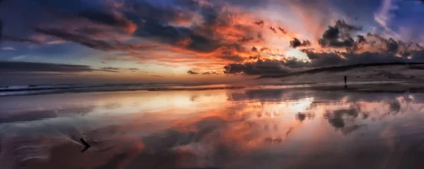 Der Panoramablick Auf Den Strand Bei Sonnenuntergang — Stockfoto