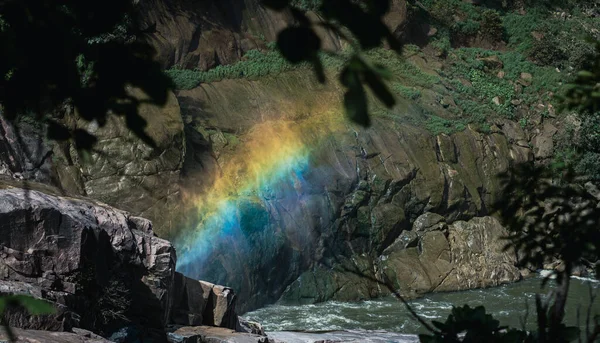 Beautiful Rainbow Reflected Large Rough Riverside Rock — Photo