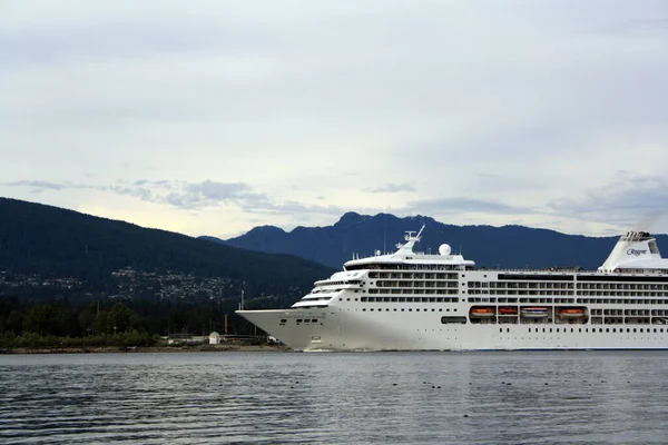 Vancouver Canada 2021年9月23日 一艘在加拿大不列颠哥伦比亚省温哥华港的游轮 免版税图库图片