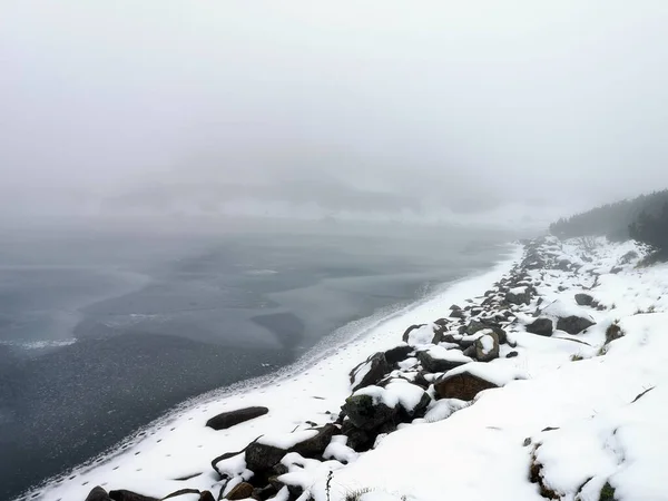 Вид Замерзший Пляж Заснеженные Камни — стоковое фото